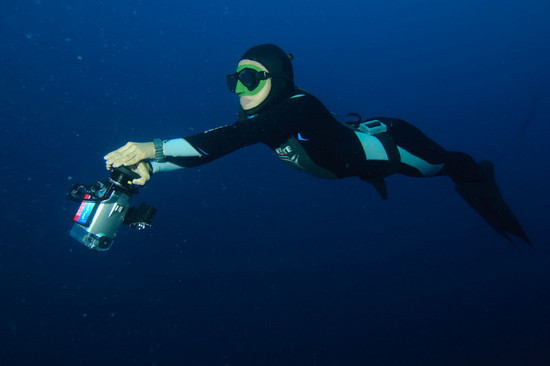 World Record Holding Freediver Ai Futaki freediving with video camera