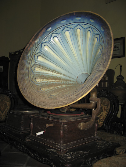 Antique Gramophone In The Banda Museum: It Still Works!